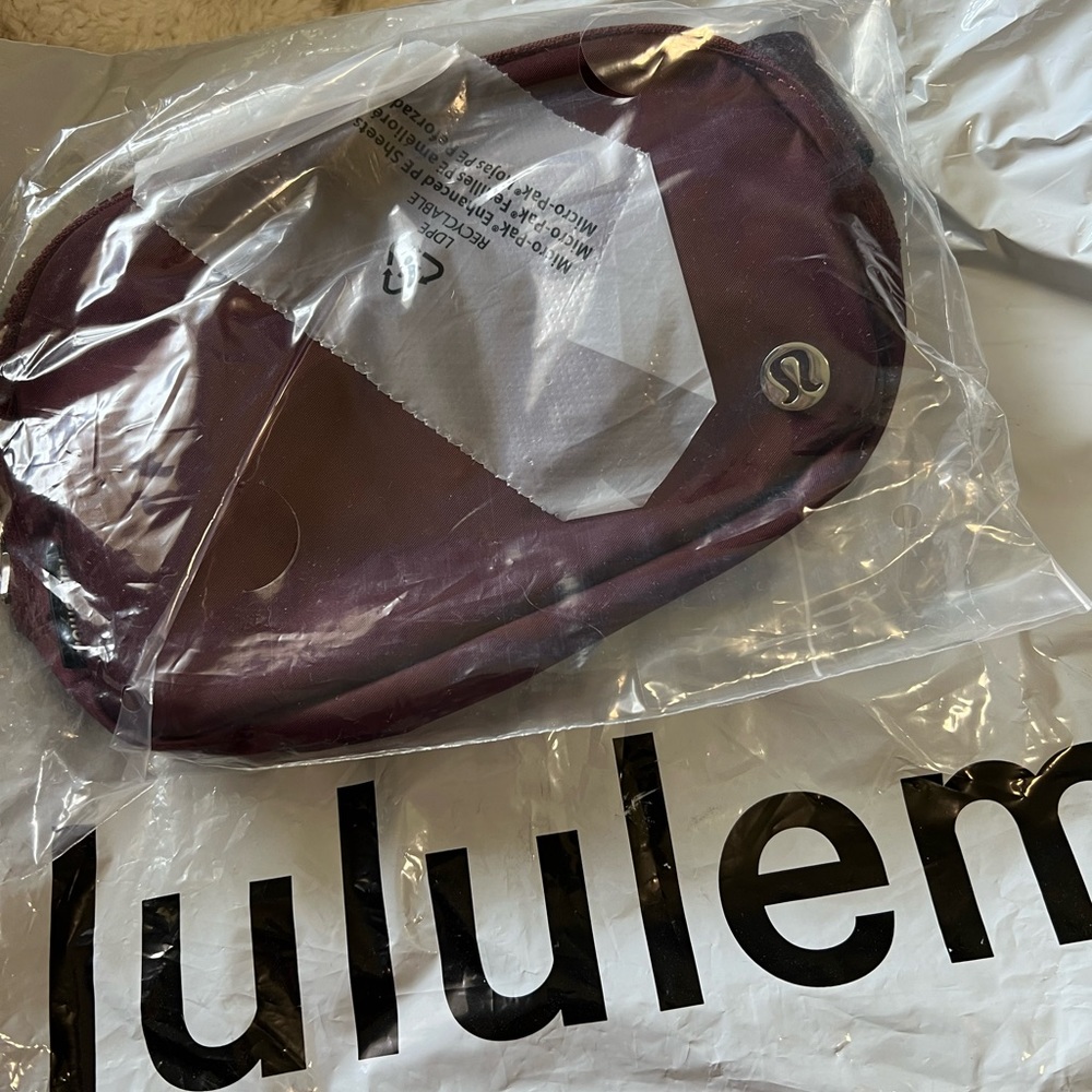 Lululemon everywhere belt bag red merlot NWT